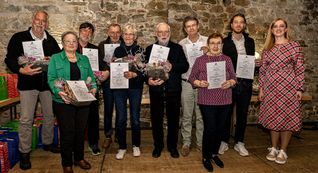 Auszeichnung von Bürgermeisterin Helena Österle (rechts) für langjährige Vereinsmitglieder und die Arbeit im Ehrenamt. Von links: Guido Müller-Schradin, Barbara Kienle, Eberhard Stürner, Erwin Prinz, Heidrun Eckoldt, Karl Amann, Martin Hoverkamp, Heidi Babel und Sebastian Hutfles.